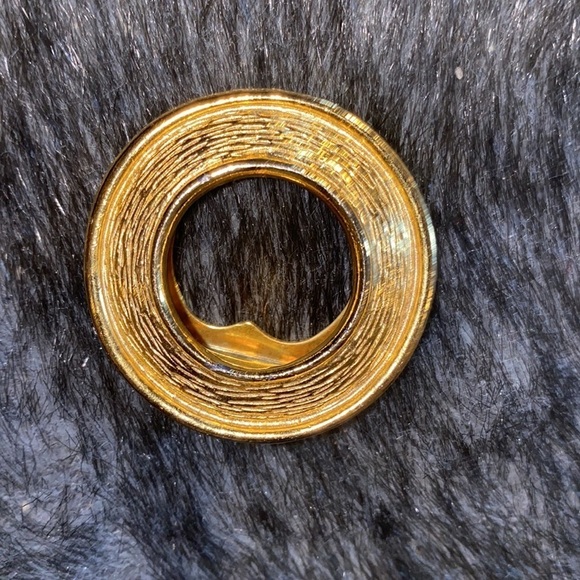 Vintage brushed gold tone round clip  pin brooch - Picture 10 of 10